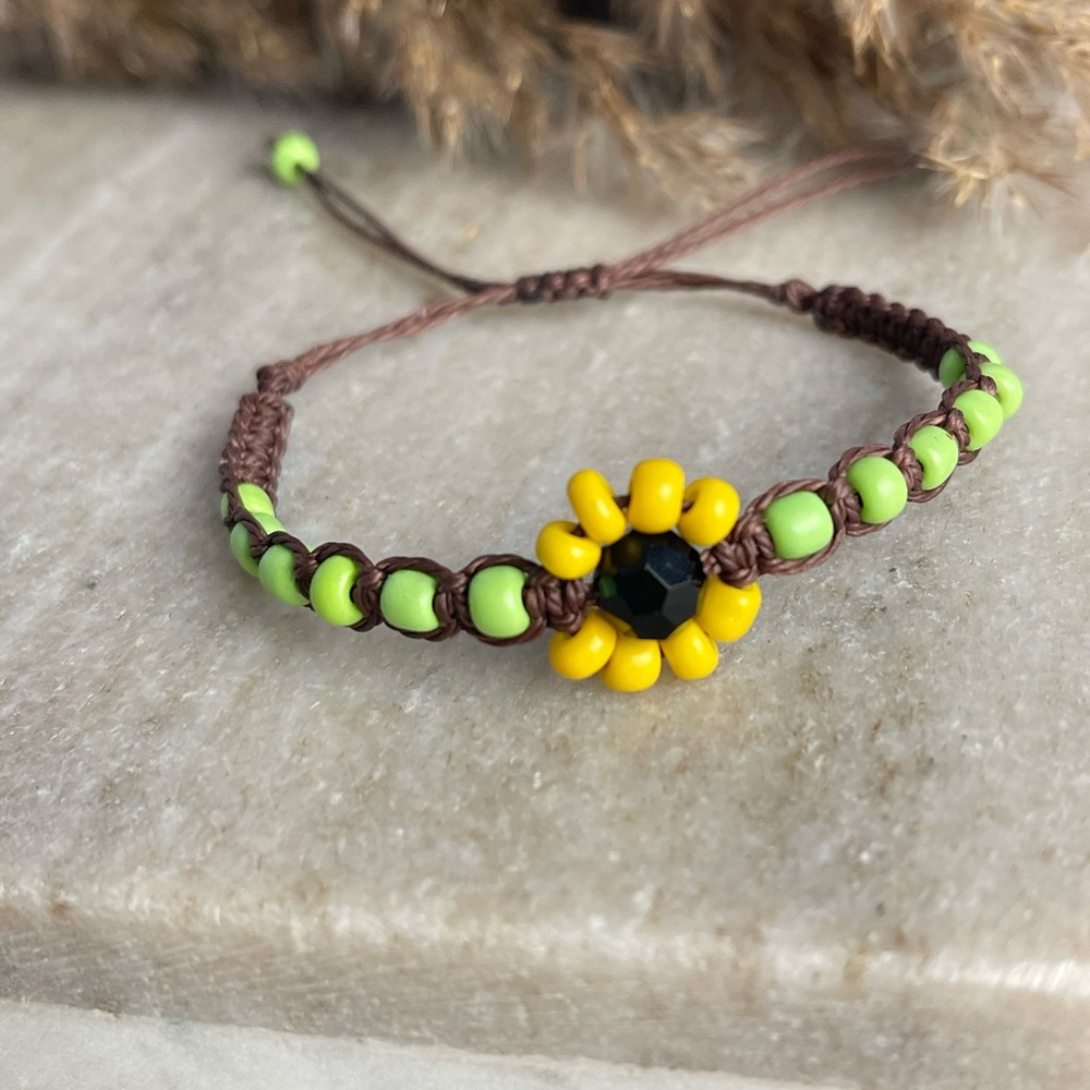 Adorable woven bracelet in macramé Sunflower style